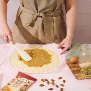 Etale la frangipane sur la pate feuilletée recette galette des rois La Pateliere