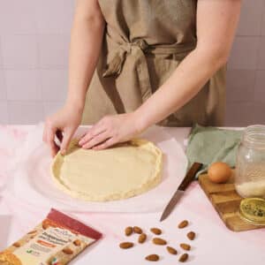 Recouvre la frangipane de pate feuilletée.