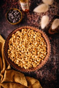 tarte chocolat caramel cacahuètes recouverte de cacahuètes