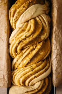 babka pistache torsadée à cuire.