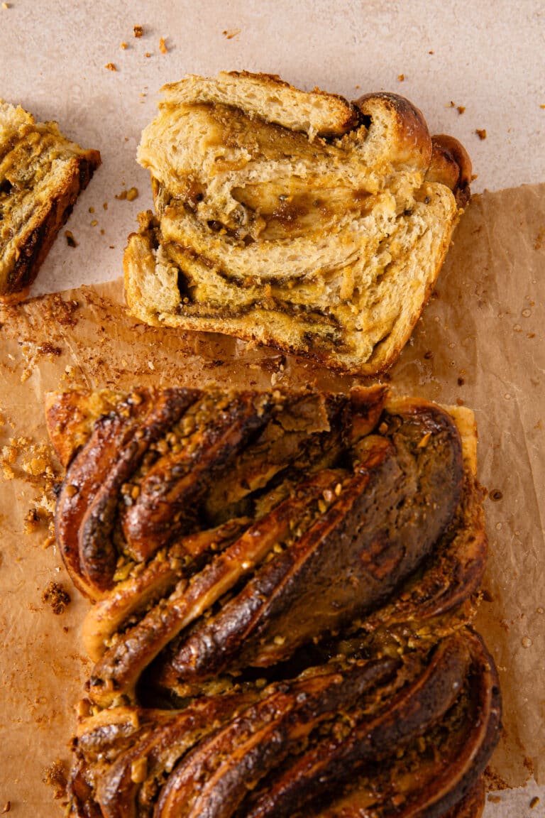 babka a la pistache cuite et coupée