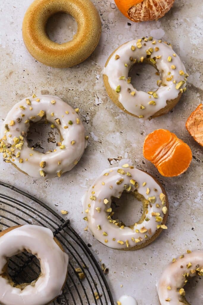 recette de donuts au four sans friture à la clementine et pistache