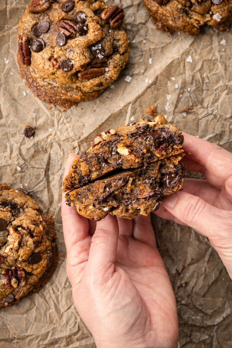 cookies gourmand coupé en deux au chocolat noir et noix de pécan