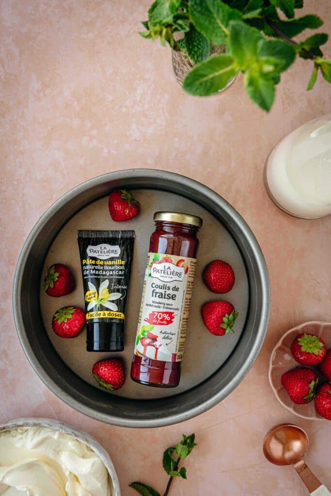 les ingredients necessaires à la preparation de la recette cheesecake basque aux fraises et menthe